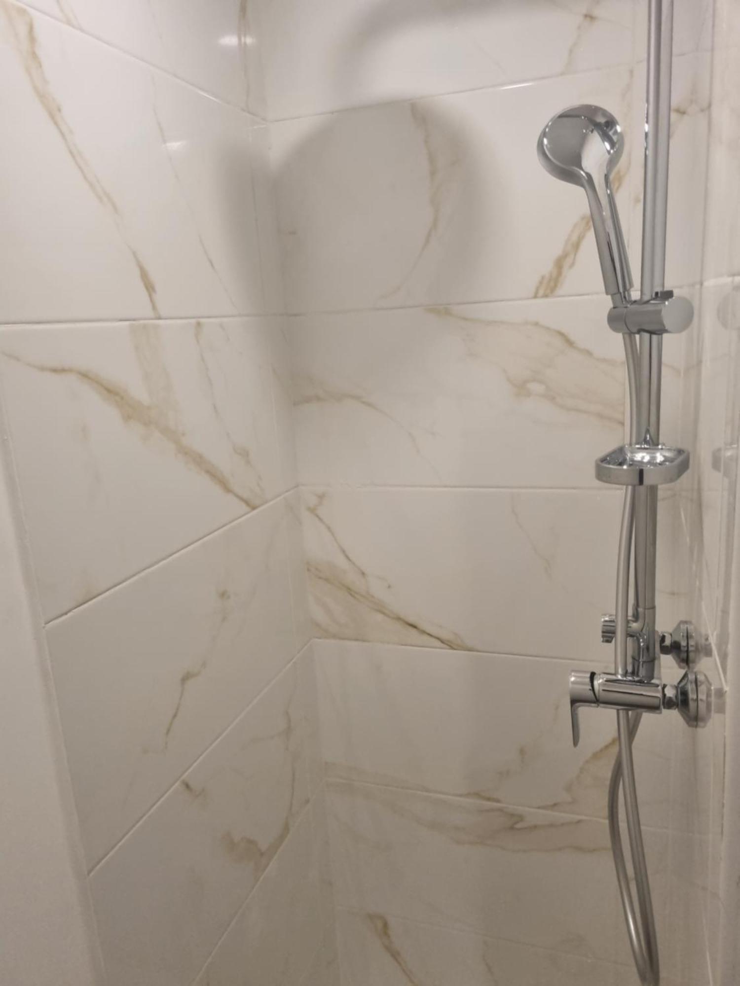 Chambre Privative Renove 2024, Climatisation, Tramway Sur Place , 12 Min Centre, 16 Min Plage, Apercu Lateral Mer, 2 Wc Avec 2 Salle De Bain, Private Room Renovated 2024, Air-Conditioned , Tram On Spot, 2 Toilets And 2 Bathrooms 尼斯 外观 照片