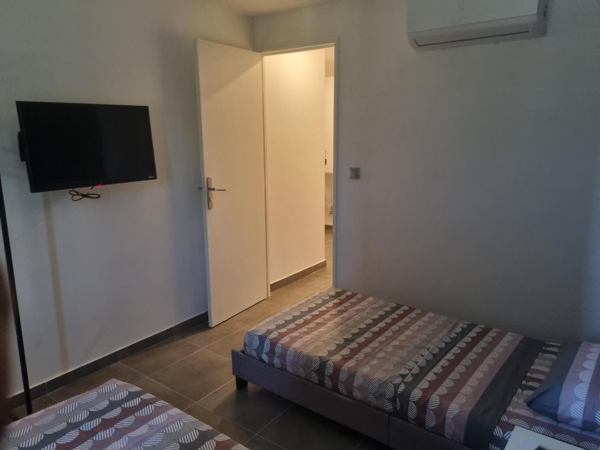 Chambre Privative Renove 2024, Climatisation, Tramway Sur Place , 12 Min Centre, 16 Min Plage, Apercu Lateral Mer, 2 Wc Avec 2 Salle De Bain, Private Room Renovated 2024, Air-Conditioned , Tram On Spot, 2 Toilets And 2 Bathrooms 尼斯 外观 照片