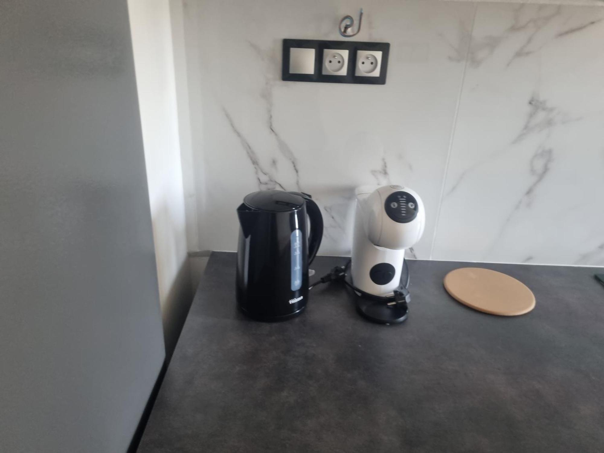Chambre Privative Renove 2024, Climatisation, Tramway Sur Place , 12 Min Centre, 16 Min Plage, Apercu Lateral Mer, 2 Wc Avec 2 Salle De Bain, Private Room Renovated 2024, Air-Conditioned , Tram On Spot, 2 Toilets And 2 Bathrooms 尼斯 外观 照片